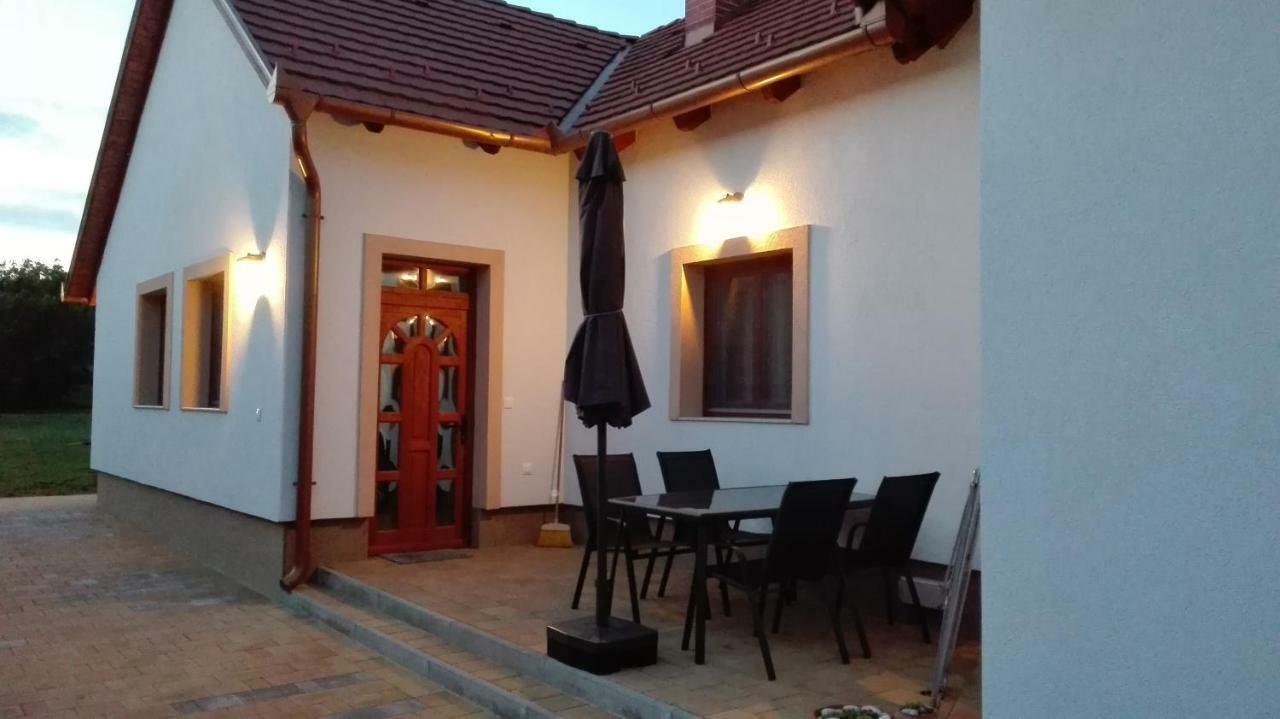 Égrelátó Vendégház Balatonakali Extérieur photo