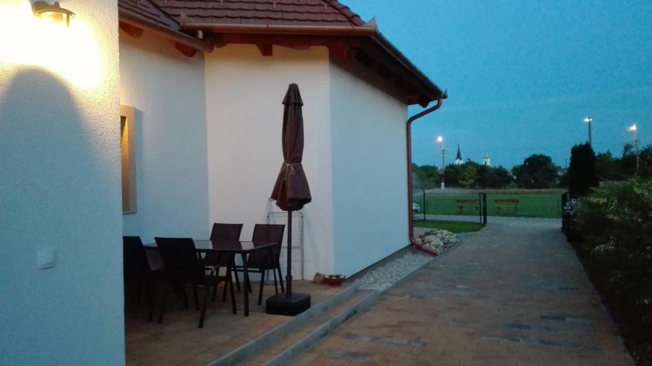 Égrelátó Vendégház Balatonakali Extérieur photo